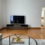 Cozy 2-Bedroom Retreat Near Subway And City Center