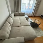 Cozy 2-Bedroom Retreat Near Subway And City Center