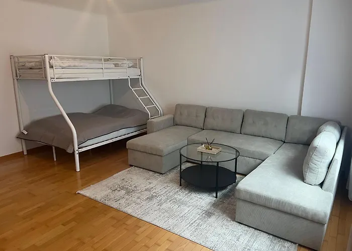 Cozy 2-Bedroom Retreat Near Subway And City Center