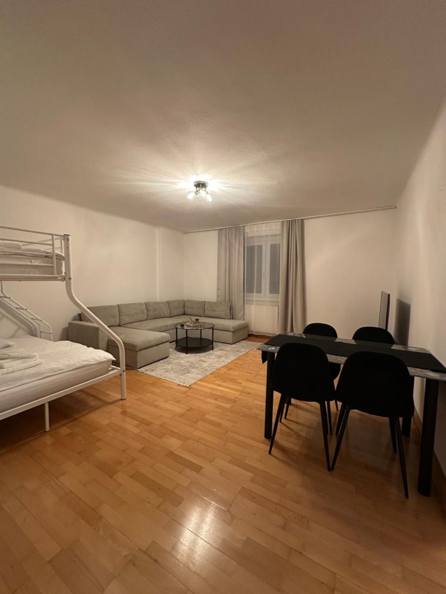 Cozy 2-Bedroom Retreat Near Subway And City Center
